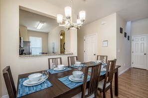 Casa (1104CAL) | Cuina privada | Frigorífic, microones i trona 