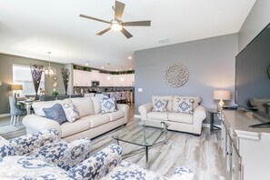 Villa | Sala de estar | Televisión de pantalla plana, Netflix y servicios de streaming 