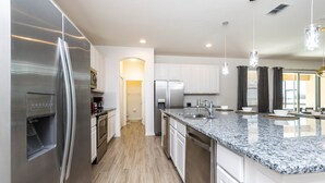 Biệt thự (11 Bedroom 9.5 Bathroom 4792sq Foot V) | Bếp riêng | Tủ lạnh, lò vi sóng, dụng cụ nấu nướng/bát dĩa/dao nĩa 
