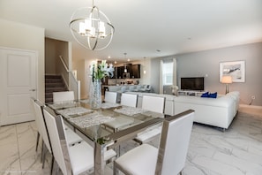 Vila (1586SANDB) | Dapur pribadi | Lemari es, microwave, dan peralatan masak/sendok-piring