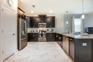 Vila (1586SANDB) | Dapur pribadi | Lemari es, microwave, dan peralatan masak/sendok-piring