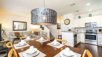 独立别墅 (Lucaya Village Resort 4 Bedroom TownH) | 用餐