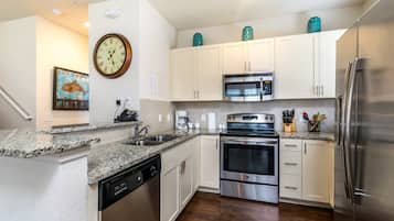 House (Lucaya Village Resort 4 Bedroom TownH) | Private kitchen | Fridge, microwave, cookware/dishes/utensils