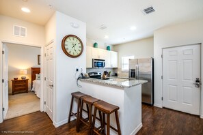 Refrigerador, microondas, utensilios de cocina