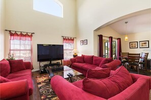 Villa (Emerald Resort 5 Bedroom 3 Bathroom V) | Sala de estar | Televisión de pantalla plana 
