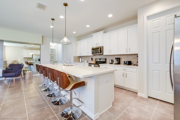 Villa (1720SPPP Amazing 7 Bedroom 6 bed Reso) | Cuisine privée | Réfrigérateur, four à micro-ondes, vaisselle et ustensiles