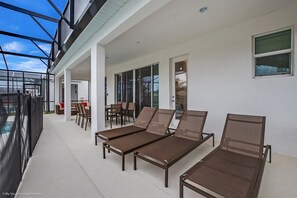 Huvila (10 Bedroom 8  Bathroom Sonoma Resort ) | Parveke