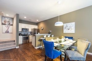 Casa (3299CCP Lucaya Village Resort Townhom) | Cocina privada | Refrigerador, microondas y utensilios de cocina