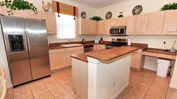 Villa | Private kitchen | Fridge, microwave, cookware/dishes/utensils