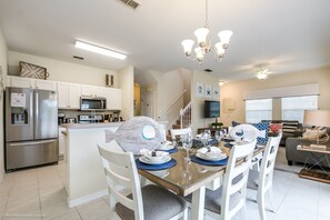 House (4 bed town home with full size pool C) | Private kitchen | Fridge, microwave, cookware/dishes/utensils - 4 Bedroom Townhouse with Pool (Kissimmee)