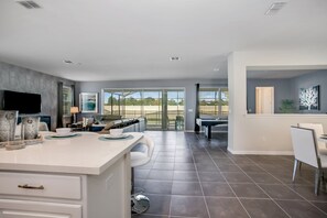 Villa (Solara Resort Villa W Private Poo/Spa) | Dapur peribadi | Peti sejuk, ketuhar gelombang mikro 