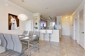 Condo | Cocina privada | Refrigerador, microondas, periquera y utensilios de cocina 