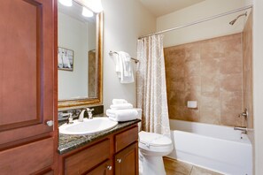 公寓客房 | 浴室 | 提供毛巾