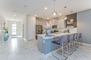 Villa | Cocina privada | Refrigerador, microondas, horno y lavavajillas