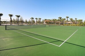 A tennis court with a net, surrounded by palm trees and buildings. - Family Friendly 5Bed 4Ba Villa, Games, Pool, Spa - 5200w (Davenport)