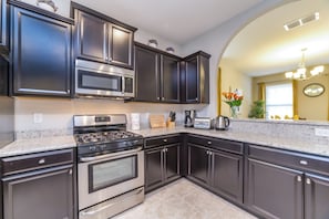 ヴィラ (The Ultimate 5 Bedroom 5 Bathroom Sol) | 専用キッチン | 冷蔵庫、電子レンジ、コーヒー / ティーメーカー、ハイチェア