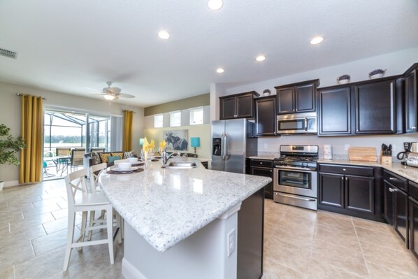 Villa (The Ultimate 5 Bedroom 5 Bathroom Sol) | Cuisine privée | Réfrigérateur, four à micro-ondes, cafetière-théière, chaise haute