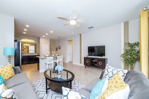 ヴィラ (The Ultimate 5 Bedroom 5 Bathroom Sol) | リビングルーム | 薄型テレビ、テーブルサッカー台