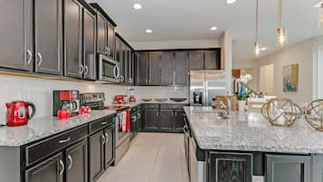 Villa (Luxury Villa with Pool/Spa and Game R) | Eigene Küche | Kühlschrank, Mikrowelle, Kochgeschirr/Geschirr/Besteck