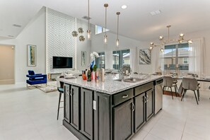 Villa (Luxury Villa with Pool/Spa and Game R) | Cocina privada | Refrigerador, microondas y utensilios de cocina 