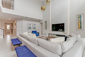 Villa (Luxury Villa with Pool/Spa and Game R) | Salle de séjour | Téléviseur à écran plat, lecteur de DVD