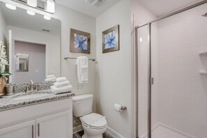 Casa (1592SLICE) | Banheiro | Secador de cabelo, toalhas de banho