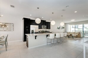 Casa (1527CPC Orlando Newest  Resort Commun) | Cozinha privada | Geladeira, micro-ondas, cadeirão de bebê