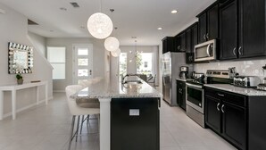 Maison (1527CPC Orlando Newest Resort Commun) | Cuisine privée | Réfrigérateur, micro-ondes, chaise haute