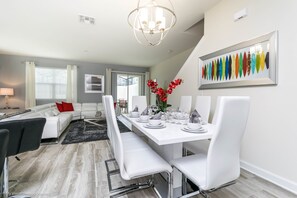 Huvila (9065DLD Ultimate 5 Bedroom Champions ) | 5 makuuhuonetta, Wi-Fi