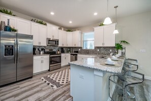 Villa | Cuisine privée | Réfrigérateur, micro-ondes, batterie de cuisine, vaisselle et ustensiles