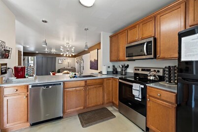 Retreat Townhome in N. Charleston - 2 Suites /  15min Airport / 25min Downtown
