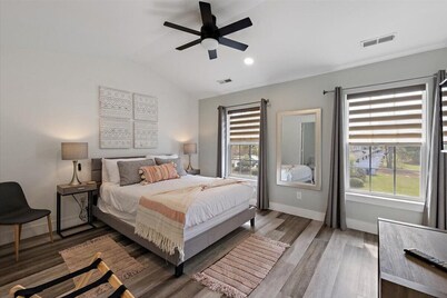 Retreat Townhome in N. Charleston - 2 Suites /  15min Airport / 25min Downtown