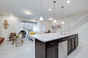 House (8909SYDNEY) | Private kitchen | Fridge, microwave, cookware/dishes/utensils - 5 bed Town Home With Pool (Kissimmee)