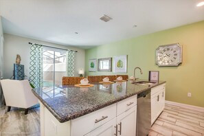 Talo (Luxury Champions Gate 4 Bedroom Town ) | Yksityinen keittiö | Jääkaappi, mikroaaltouuni, keittoastiat/astiat/ruokailuvälineet