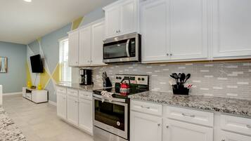 Vila | Dapur pribadi | Lemari es, microwave, dan peralatan masak/sendok-piring