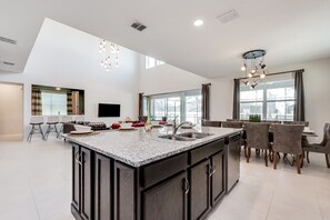 Villa (1529NPT) | Cuisine privée | Réfrigérateur, micro-ondes, batterie de cuisine, vaisselle et ustensiles