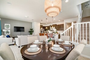 Maison (1939MAJORCA Fantastic 5 Bed 4 Bathroo) | Cuisine privée | Réfrigérateur, micro-ondes, chaise haute