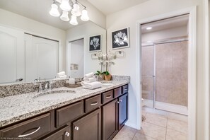 5 bedrooms, travel crib, free WiFi - 1939majorca Fantastic 5 Bed 4 Bathroom Town Home (Kissimmee)