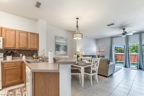 Hus | Eget kjøkken | Kjøleskap, mikrobølgeovn og kjøkkenutstyr