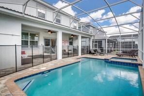 Ein Hallenbad mit Glasdach, Liegestühlen und einer Terrassenanlage.