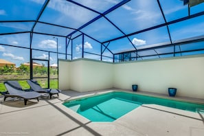 A covered swimming pool with lounge chairs and a hot tub. - 4bed 3Ba Champions Gate Pool Home (Davenport)