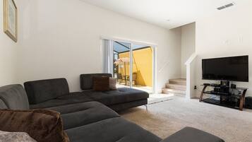 House | Living room | Flat-screen TV, DVD player