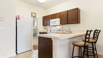 House | Private kitchen | Fridge, microwave, cookware/dishes/utensils