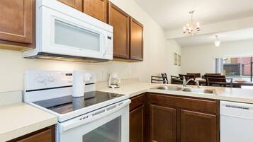 House | Private kitchen | Fridge, microwave, cookware/dishes/utensils