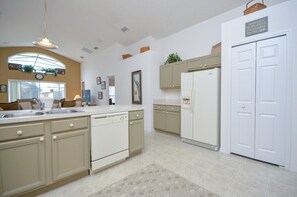 Villa | Private kitchen | Full-size fridge, microwave, oven, dishwasher - 8524phd (Kissimmee)