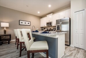 House | Private kitchen | Fridge, microwave, cookware/dishes/utensils - 9043dd00 (Davenport)