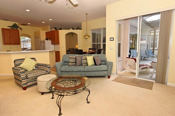 Villa | Living room | Flat-screen TV, DVD player