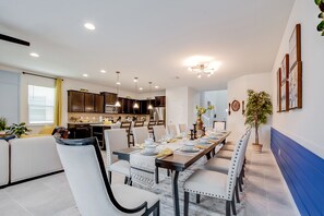 Villa | Private kitchen | Fridge, microwave, cookware/dishes/utensils - 1607lima (Kissimmee)