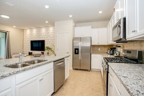 Casa (4582TERRA) | Cocina privada | Refrigerador, microondas, lavavajillas y cafetera y tetera 