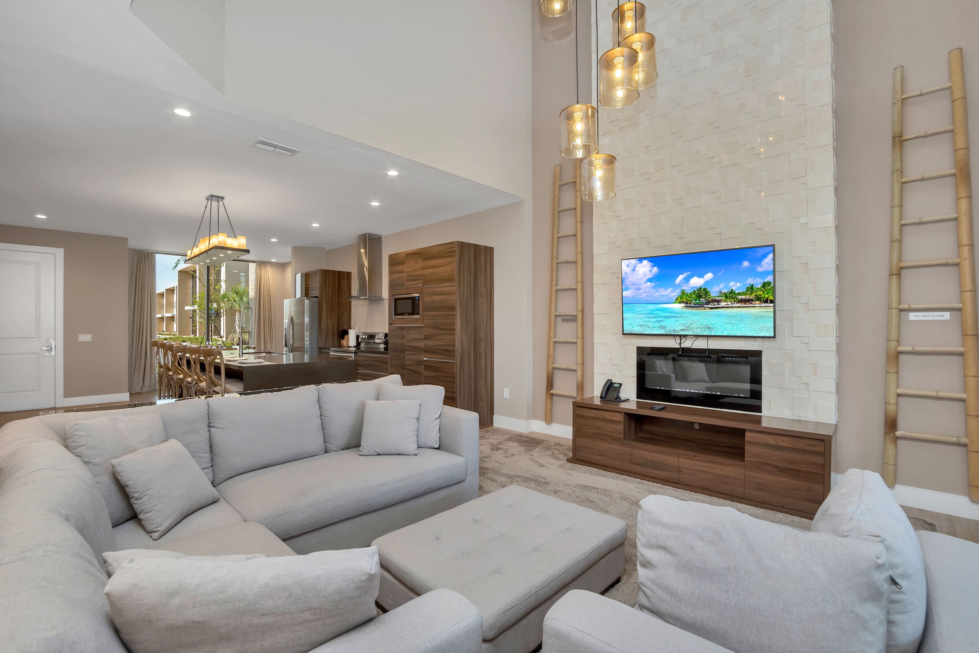 Casa (7449Brook) | Sala de estar | Televisión de pantalla plana 